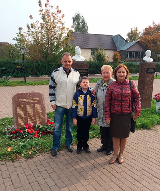 Дочь И. В. Агаркова Татьяна Ивановна с внуком Ваней, Г. В. Разина, С. В. Савенков на открытии памятника