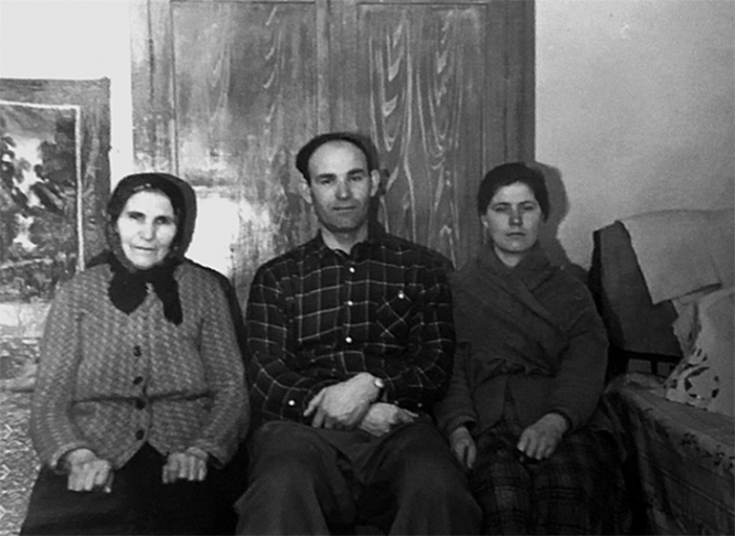 Бабушка Татьяна Власьевна, папа Александр Фомич, мама Клавдия Александровна