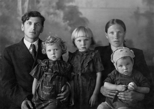 Василий Васильевич с женой и детьми. 1952 г.