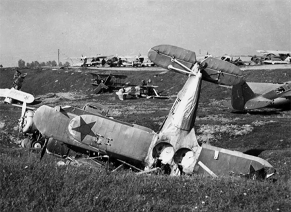 ...И снова прилетели самолеты, чтобы окончательно разбомбить аэродром