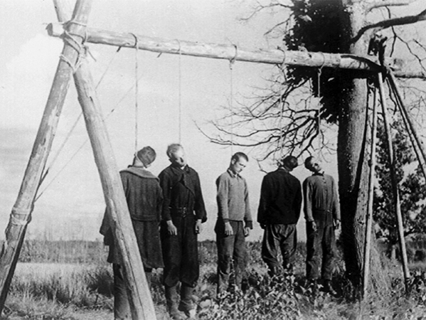 В одной из деревень я увидела виселицу, на которой висело пять человеческих тел