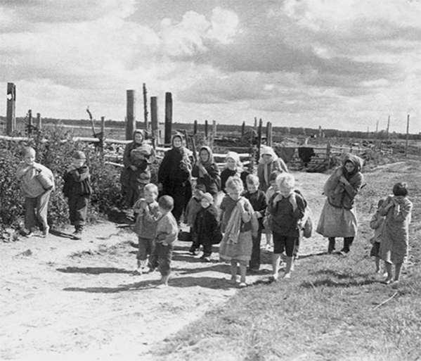 Шел первый год без войны. Люди искали своих родных и близких, возвращались домой. Но дома были сожжены или разрушены, а многие родственники пропали без вести