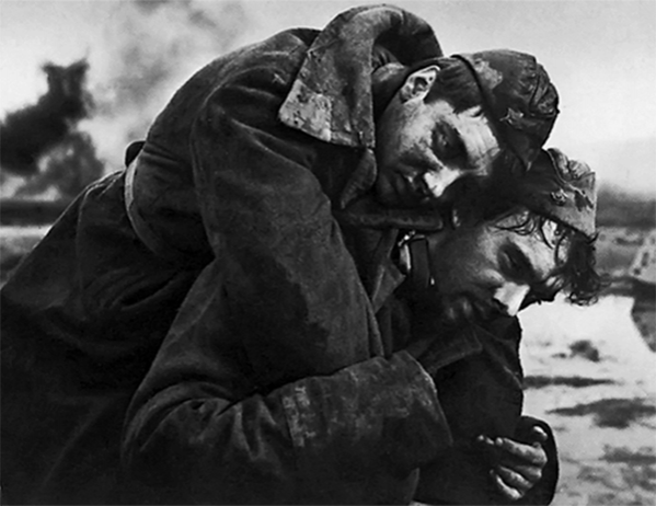 ...Николай Степанович на себе тащил катушку с проводом и раненого друга. (Кадр из к/ф «Летят журавли»)