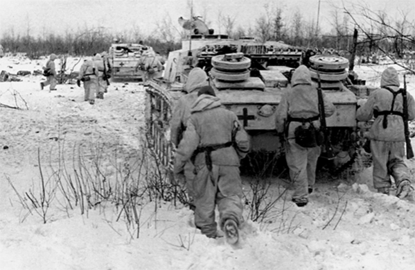 С наступлением сумерек фашисты пошли в атаку. Со страшным гулом двигались танки