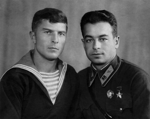 Мои дяди, брат отца Михаил Старостенко, балтийский матрос и муж его сестры Таисии Степан Пономарчук, лётчик, Герой Советского Союза, батальонный комиссар, майор, Ленинград, 15 сентября 1940 г.