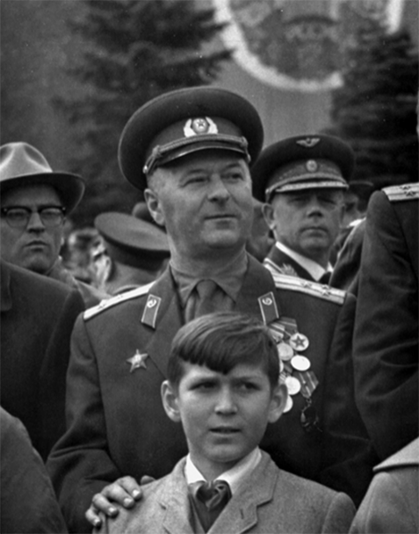 Полковник Александр Старостенко с сыном Дмитрием на параде 20-летия Победы 9 мая 1965 года. Снимок подарен киногруппой фильма «Как вас теперь называть?», начало и конец которого снимали на этом параде. Нас попросили задержаться после окончания парада, чтобы киногруппа смогла доснять игровые кадры фильма с Владиславом Стржельчиком и Анатолием Азо