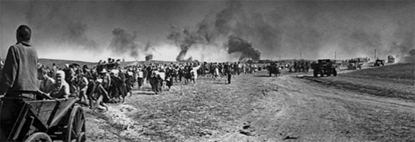 Горели дома после бомбежки. Шла война...