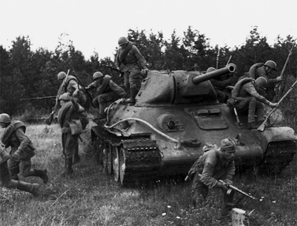 Русские наносили свои удары крупными силами, нередко при поддержке танков