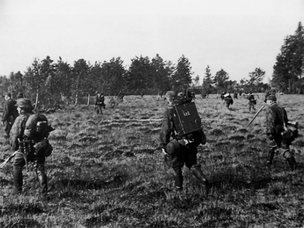 Весной и летом 1943 года силами дивизии СС немцы проводили операцию по уничтожению партизанских отрядов вдоль Днепра и Десны. На фото: солдаты дивизии СС во время антипартизанской операции