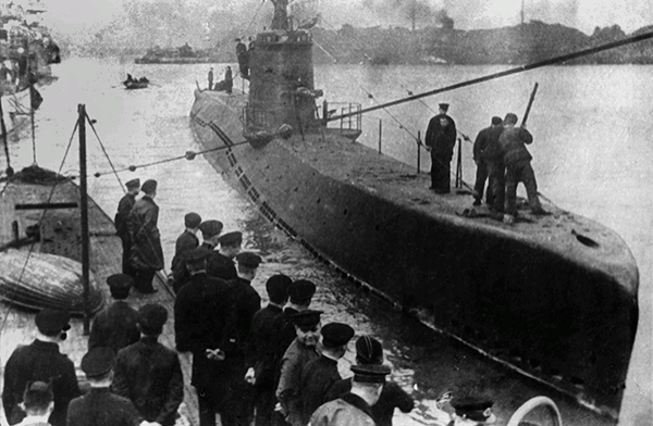 Брат Сейитяи Факидова – Усеинов Сервер служил в бригаде подводных лодок на Черноморском флоте. На фото: подводная лодка Л-23 швартуется после очередного похода