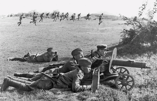 Расчет пулемета прикрывает атаку пехоты