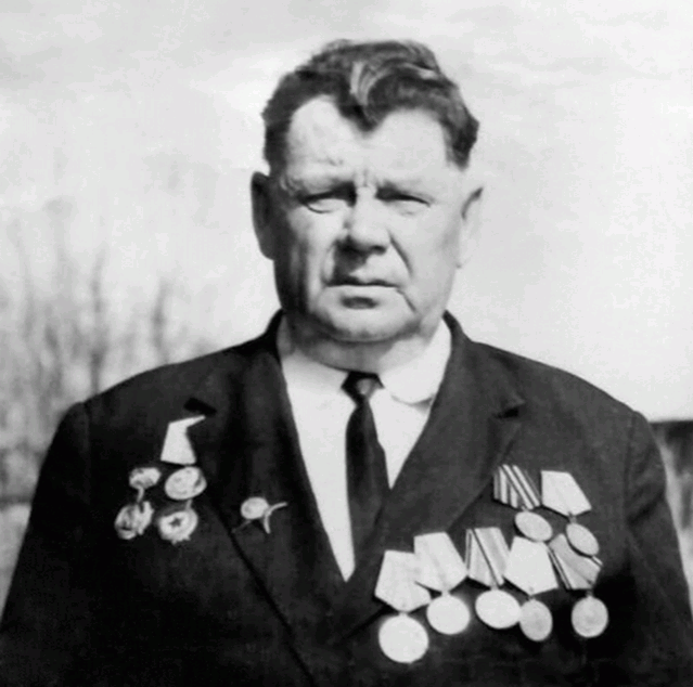 Никита Иванович Елин с боевыми наградами