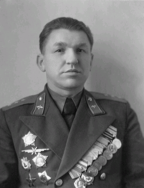 Василий Васильевич Ермаченков – генерал-полковник авиации, командующий Военно-воздушными силами Балтийского флота (с октября 1939 г.), заместитель командующего Военно-воздушными силами Черноморского флота (с июля 1941 г.), командующий Военно-воздушными силами Черноморского флота (с мая 1942 г.), один из первых кавалеров ордена Ушакова I степени