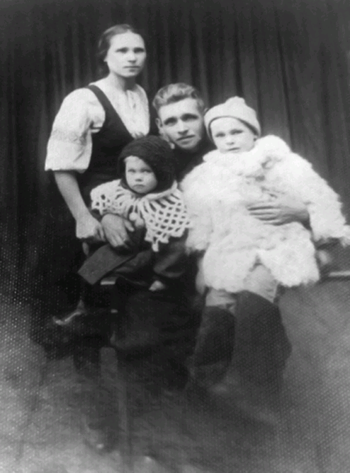 Сын Левочка (6 лет) и доченька Люсенька (1 годик) с мамой и папой