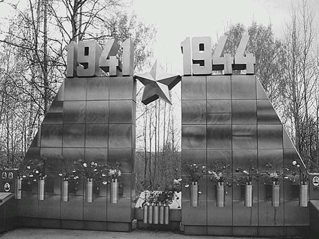 Посещая мемориал «Синявинские высоты», начинаешь понимать, какую страну мы потеряли, развалив СССР. Здесь памятники всем народам Советского Союза, принимавшим участие в Великой Отечественной войне