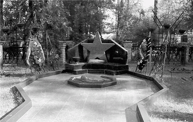 Братская могила на Раевском кладбище Москвы, в которой покоятся погибшие бойцы 18-й воздушно-десантной бригады