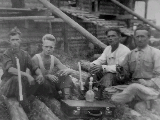 До войны прадед занимался строительством, а также ремеслом бондаря