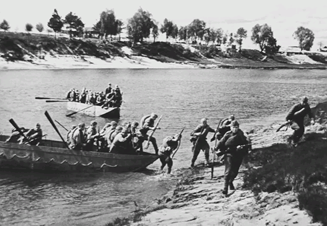 Солдаты Красной Армии переправляются на лодках через реку