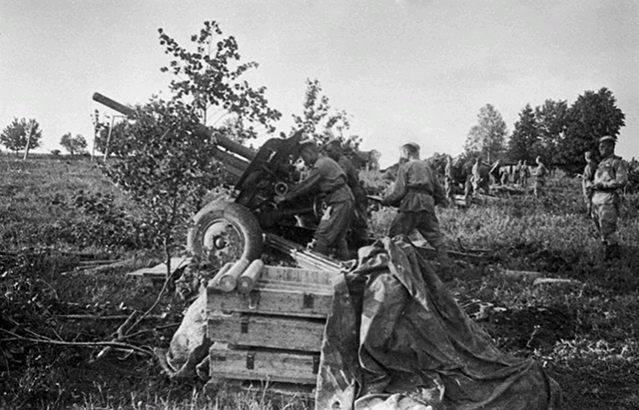 Батарея орудий Ф-22 УСВ 193-го гвардейского артиллерийского полка в Полоцке, 1944 год