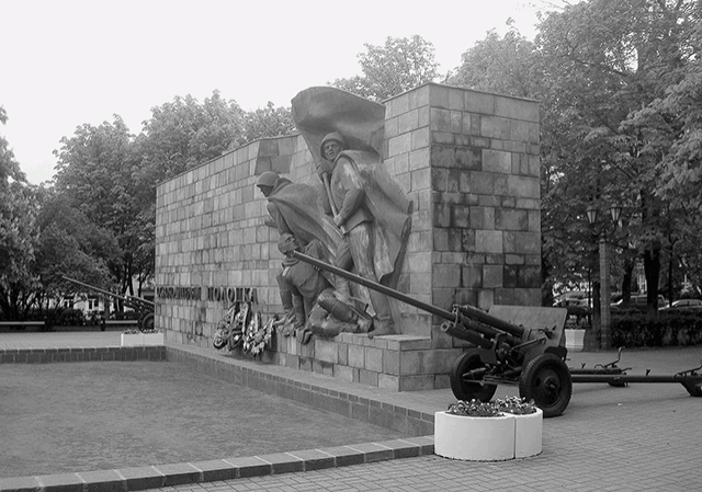 Памятник «Освободителям Полоцка» на площади Свободы в городе Полоцке