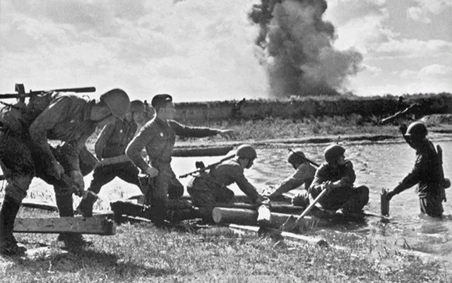 Советские саперы за строительством переправы через водный рубеж, сентябрь 1942 года