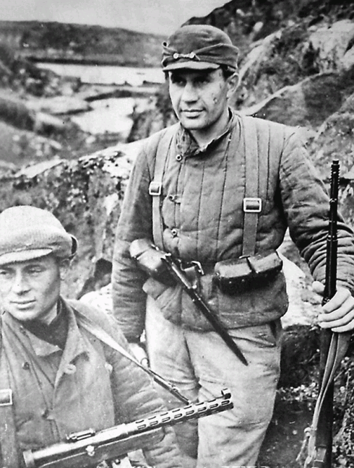 Разведчики 181-го особого разведывательно-диверсионного отряда Северного флота сержант В. Е. Кашутин и В. Н. Леонов (справа)