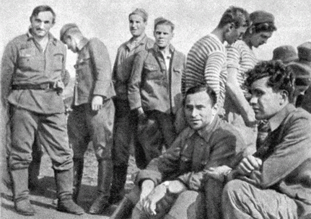 После боя. Старший лейтенант Леонов в освобожденном порту Сейсина (сидит справа), 1945 год