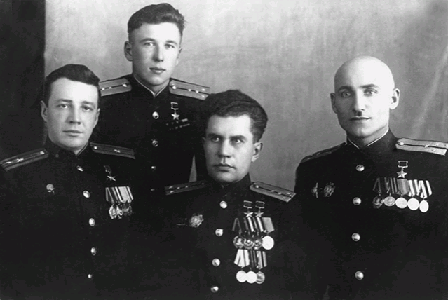 Герои Советского Союза из Каспийского высшего военно-морского училища (слева направо): К. В. Казачинский, С. Н. Решетов, В. Н. Леонов, В. В. Поляков. Баку, 1947 год