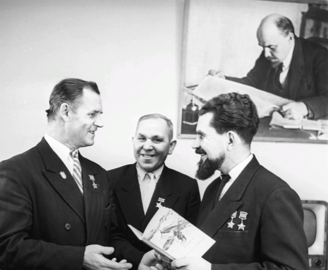 Слева направо: Герои Советского Союза летчик Захар Артемович Сорокин, морской пехотинец старший сержант Василий Павлович Кисляков, дважды Герой Советского Союза разведчик Виктор Николаевич Леонов, март 1964 года