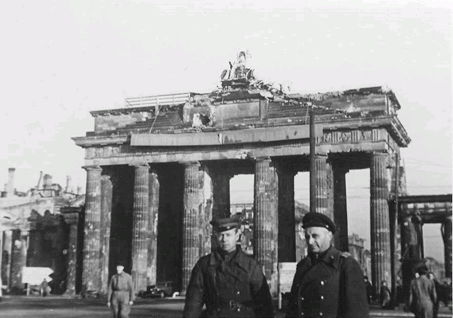 Врач, извлекавший из тела Лозовского осколки, выписывая его из госпиталя, сказал: «...Остальные осколки достанем после войны»