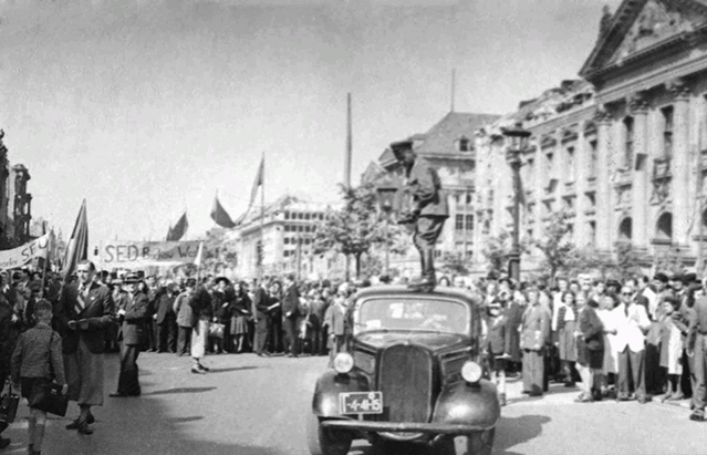 Киностудия 3-го Белорусского фронта, где служил Лозовский, имела свою историю, которая началась с грозных июньских дней 1941 года