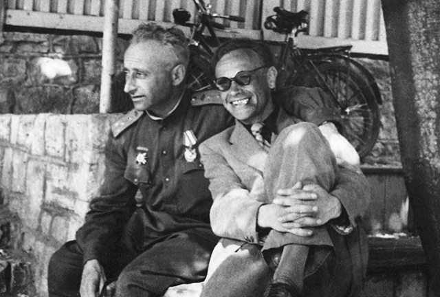 Ефим Лозовский с коллегой по киноделу