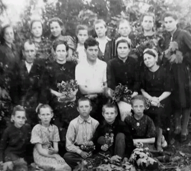 Лукинская школа. На фото сестра Анатолия и Николая – Галина Макунина (верхний ряд, вторая слева)