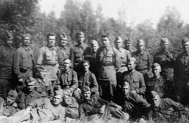 Партийный актив батальона 385-й стрелковой дивизии. (На этом фото есть Анатолий Макунин.) Фото из семейного архива