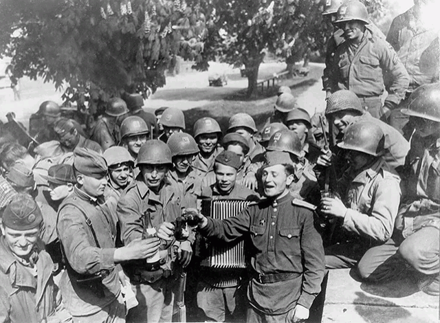 Американские и советские войска празднуют встречу на реке Эльба, апрель 1945 года