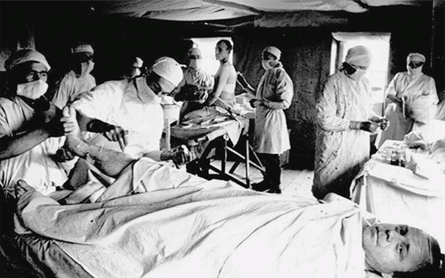 Молоденькая медсестра госпиталя упросила врачей не ампутировать ноги