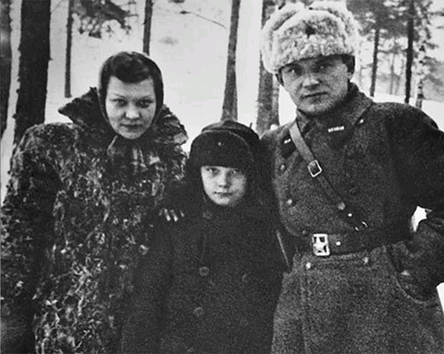 Клавдия Шульженко с мужем Владимиром Коралли и сыном Игорем