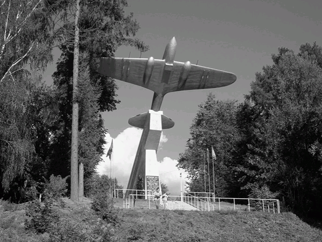 Памятник самому массовому боевому самолету в истории авиации – штурмовику Ил-2. Посвящен освобождению города от немецко-фашистских захватчиков. Московская область, городской парк города Истры